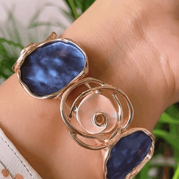Aurora Spiral Cuff – Cosmic Duality in Sculpted Gold